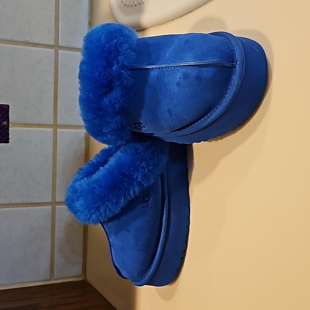 Ugg Slippers Size 6